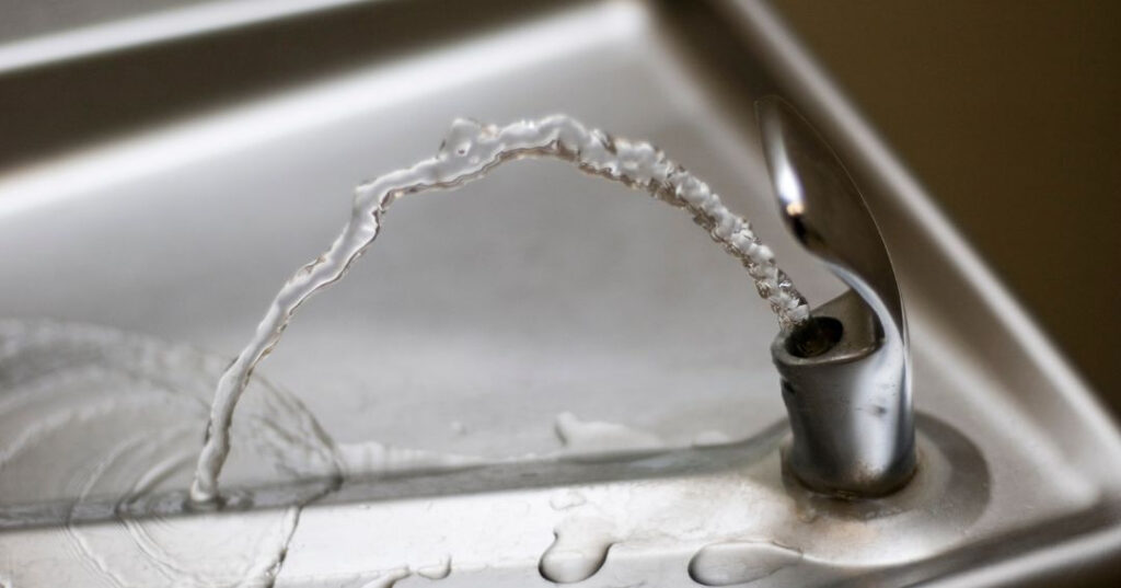 Conserto de Bebedouro em Aracaju | Assistência Perto de Mim vazamento de agua no bebedouro